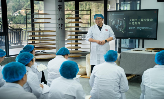 大师入校传非遗(图1)