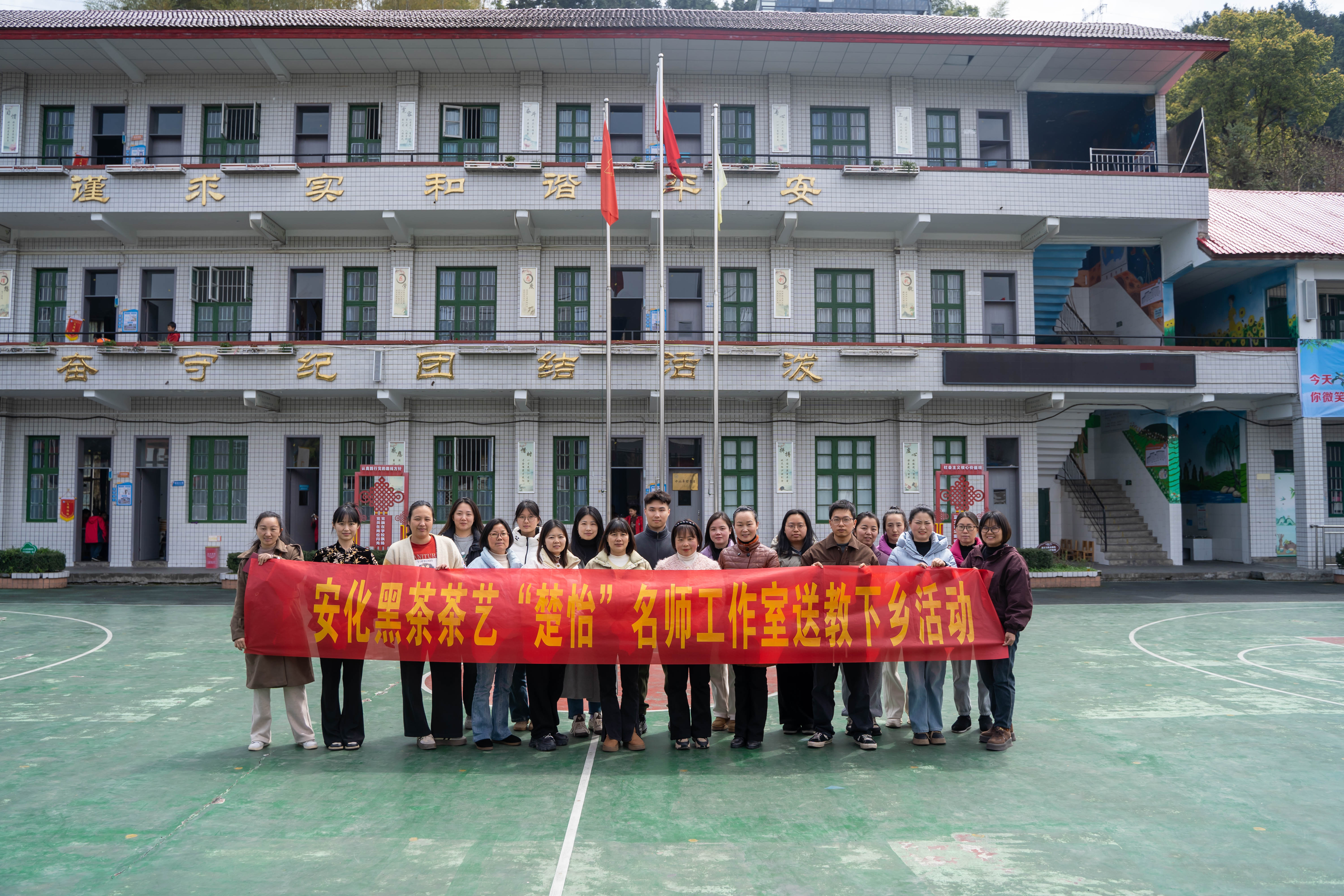 职特牵手 情满校园(图1)
